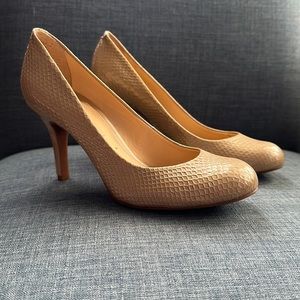 Size 8.5- Champagne Colored Gianni Bini Heels with rounded toe